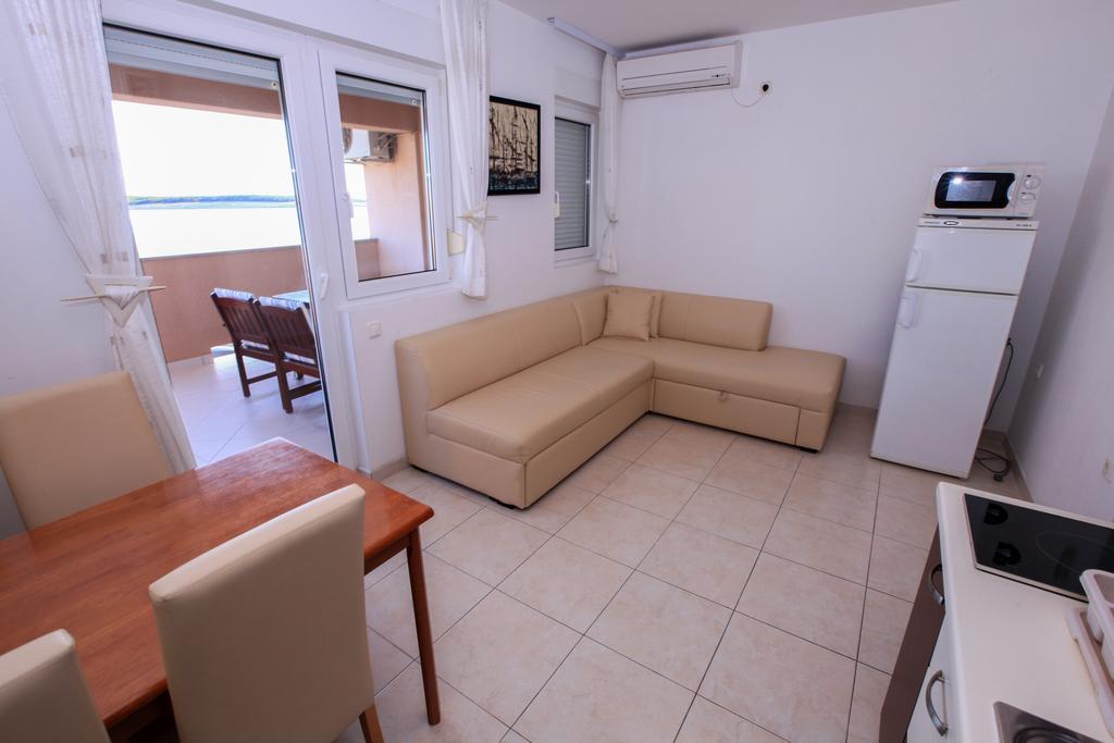 Apartments Miroslav Povljana Extérieur photo