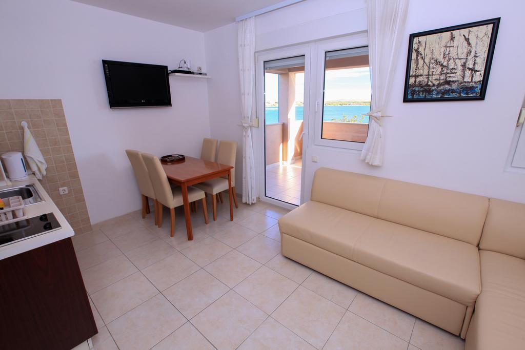 Apartments Miroslav Povljana Extérieur photo